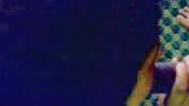 HD чанар :  Шивээстэй дэгдээхэйг хатуу нэвтрэлтийн өмнө гижигддэг Видео клип 